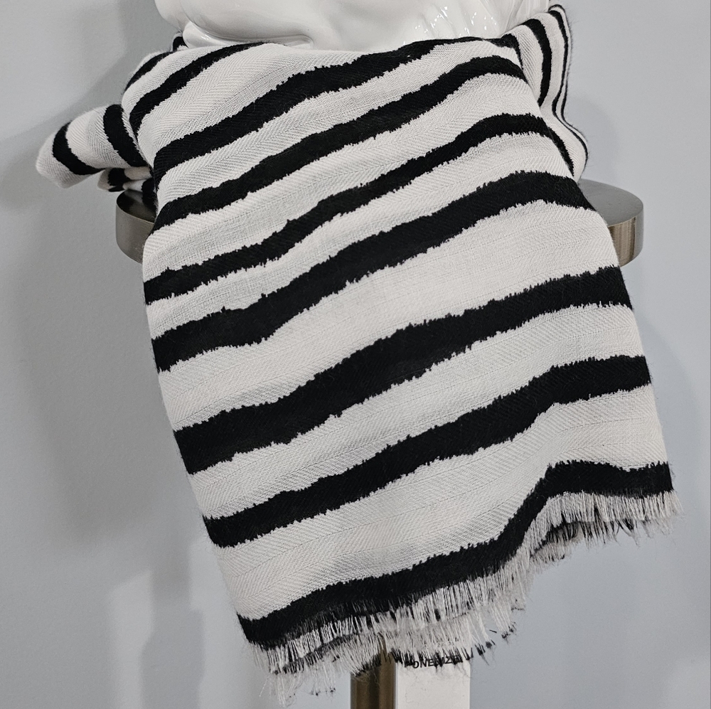 NWT Banana Republic Lightweight Scarf